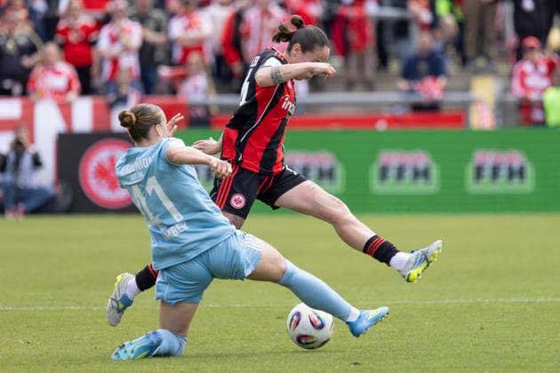 Google Pixel Womens Bundesliga Eintracht Frankfurt 1 FC Union Berlin, 17 05 2026 Lia Kamber 1 FC Union Berlin 41 tries to get the ball in front of Geraldine Reuteler Eintracht Frankfurt 14 in a duel, Eintracht Frankfurt 1 FC Union Berlin, Frankfurt, Stadion am Brentanobad, 17 5 2026 Copyright: xBEAUTIFULxSPORTS Gawlikx