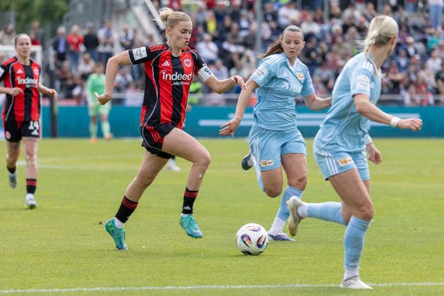 Google Pixel Womens Bundesliga Eintracht Frankfurt 1 FC Union Berlin, 17 05 2026 Laura Freigang Eintracht Frankfurt 10 Hannah Eurlings 1 FC Union Berlin 14 fighting for the ball, Eintracht Frankfurt 1 FC Union Berlin, Frankfurt, Stadion am Brentanobad, 17 5 2026 Copyright: xBEAUTIFULxSPORTS Gawlikx