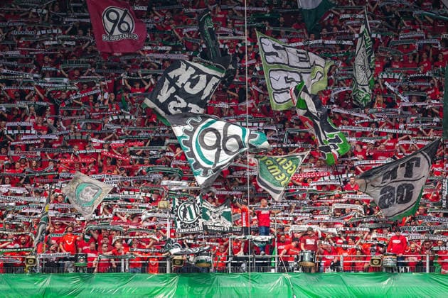 17 05 2026, xydrx, Herren, Fußball, 2 Bundesliga, Hannover 96 1 FC Nürnberg, Saison 2025 2026, Heinz von Heiden Arena Fans of Hannover 96 hold up scarves and flags are waved DFB regulations prohibit any use of photographs as image sequences and or quasi video Copyright: HMBxMedia YannisxDreimann