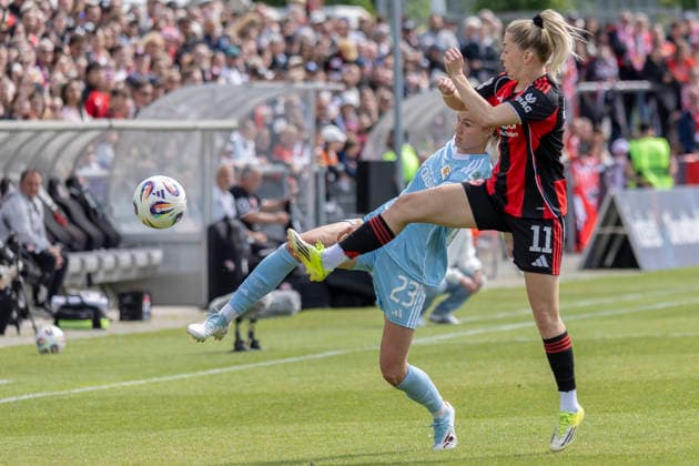 Google Pixel Womens Bundesliga Eintracht Frankfurt 1 FC Union Berlin, 17 05 2026 Nele Bauereisen 1 FC Union Berlin 23 Nina Lührßen Lührssen Eintracht Frankfurt 11 in a duel for the ball, Eintracht Frankfurt 1 FC Union Berlin, Frankfurt, Stadion am Brentanobad, 17 5 2026 Copyright: xBEAUTIFULxSPORTS Gawlikx