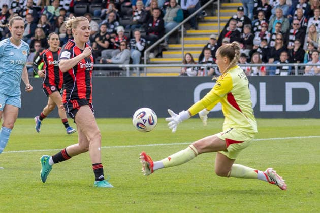 Google Pixel Womens Bundesliga Eintracht Frankfurt 1 FC Union Berlin, 17 05 2026 Laura Freigang Eintracht Frankfurt 10 pushes the ball past Cara Bösl 1 FC Union Berlin 1, but also past the goal, Eintracht Frankfurt 1 FC Union Berlin, Frankfurt, Stadion am Brentanobad, 17 5 2026 Copyright: xBEAUTIFULxSPORTS Gawlikx