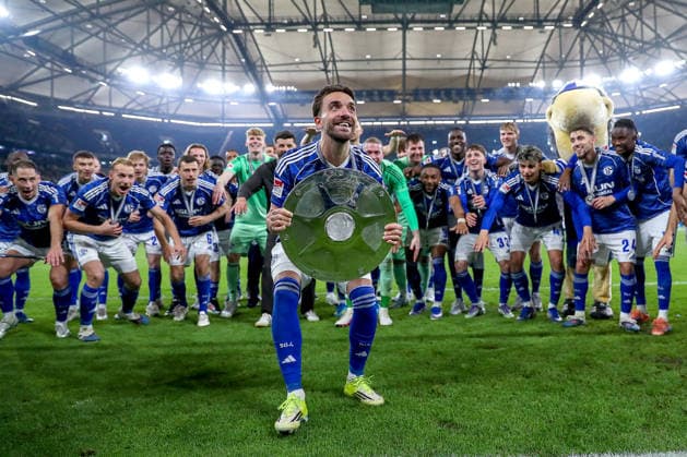 17 05 2026, Fußball, FC Schalke 04 Eintracht Braunschweig, 34 Spieltag, 2 Fußball Bundesliga, Veltins Arena Gelsenkirchen, Saison 2025 2026 Schalke 04 is champion of the 2 Bundesliga The team wins the championship and stands cheering on the pitch Joy and emotions after the victory Kenan Karaman Schalke04 19 with the championship trophy in front of the main stand DFB regulations prohibit any use of photographs as image sequences and or quasi video Nordrhein Westfalen Germany