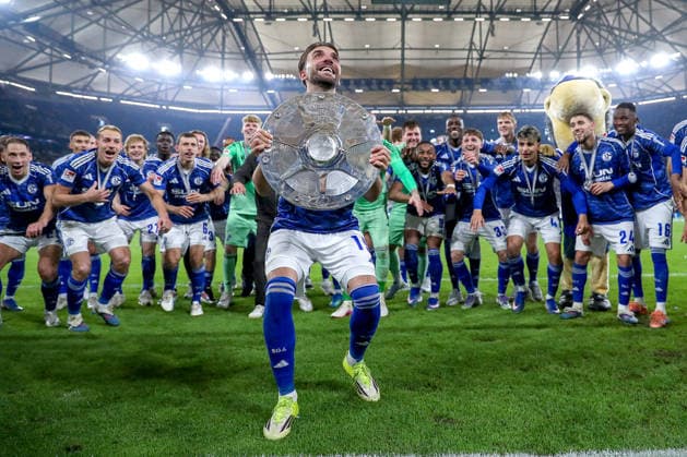 17 05 2026, Fußball, FC Schalke 04 Eintracht Braunschweig, 34 Spieltag, 2 Fußball Bundesliga, Veltins Arena Gelsenkirchen, Saison 2025 2026 Schalke 04 is champion of the 2 Bundesliga The team wins the championship and stands cheering on the pitch Joy and emotions after the victory Kenan Karaman Schalke04 19 with the championship trophy in front of the main stand DFB regulations prohibit any use of photographs as image sequences and or quasi video Nordrhein Westfalen Germany