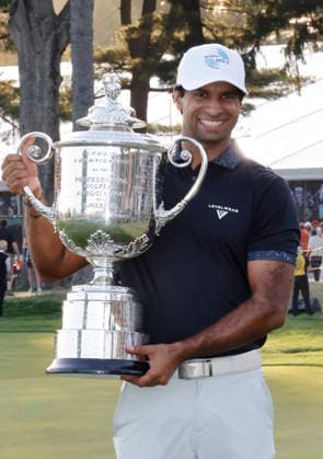 Aaron Rai of England holds the Wanamaker Trophy after winning the 2026 PGA, Golf Herren Championship at Aronimink Golf Club in Newtown Square, Pennsylvania, on Sunday, May 17, 2026. Rai won with an 9-under-par score of 271.  PHI20260517912 LAURENCExKESTERSON