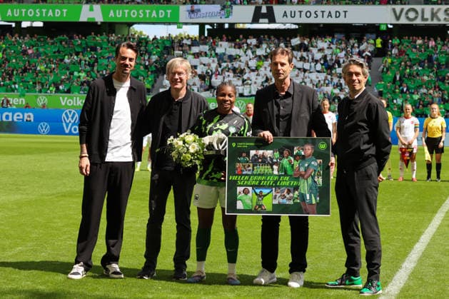 Wolfsburg, Germany 17 May 2026 1 Womens Bundesliga 26 Matchday VfL Wolfsburg vs 1 FC Nürnberg In the picture from left third Lineth Beerensteyn VfL is bid farewell as she leaves the club for the coming season Copyright: HMBxMedia MadeleinexFantini