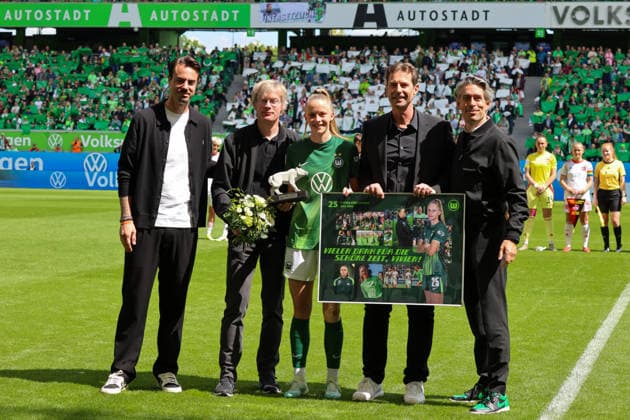 Wolfsburg, Germany 17 May 2026 1 Womens Bundesliga 26 Matchday VfL Wolfsburg vs 1 FC Nürnberg In the picture from left third Vivien Endemann VfL is bid farewell as she leaves the club for the coming season Copyright: HMBxMedia MadeleinexFantini