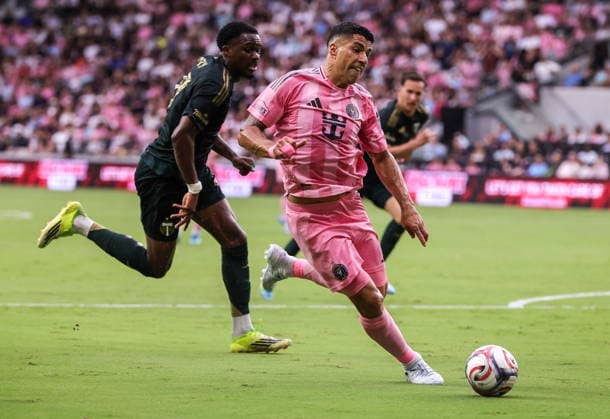 MLS, Fussball Herren, USA - Inter Miami vs Portland Timbers Luis Suarez of Inter Miami (R) in action against Portland Timbers central midfielder Diego Chara during the MLS game between Inter Miami and Portland Timbers at Nu Stadium in Miami, Florida, USA, 17 May 2026. MIAMI FLORIDA United States  Copyright: xCRISTOBALxHERRERA-ULASHKEVICHx