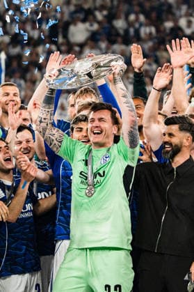 Germany 2 Bundesliga 2025 2026, 34 Matchday FC Schalke 04 vs Eintracht Braunschweig 17 05 2026 Veltins Arena Gelsenkirchen, North Rhine-Westphalia Kevin Müller Schalke 04, 22 lifts cheers with championship trophy of the 2 Bundesliga Cheers Joy Emotions Copyright: xCelinaxLeiersx