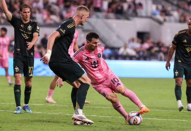 MLS, Fussball Herren, USA - Inter Miami vs Portland Timbers Lionel Messi of Inter Miami (R) in action against Portland Timbers centre back Finn Surman during the MLS game between Inter Miami and Portland Timbers at Nu Stadium in Miami, Florida, USA, 17 May 2026. MIAMI FLORIDA United States  Copyright: xCRISTOBALxHERRERA-ULASHKEVICHx