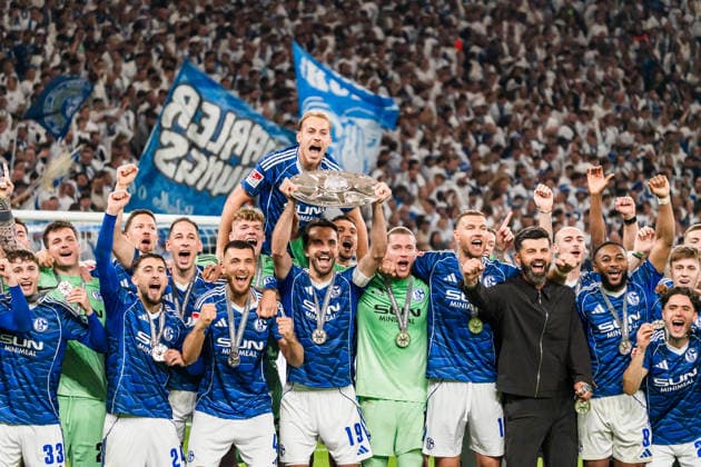 Germany 2 Bundesliga 2025 2026, 34 Matchday FC Schalke 04 vs Eintracht Braunschweig 17 05 2026 Veltins Arena Gelsenkirchen, North Rhine-Westphalia Kenan Karaman Schalke 04, 19 cheers with Bundesliga 2 championship trophy Timo Becker Schalke 04, 5 Loris Karius Schalke 04, 1 Edin Dzeko 10 Soufiane El Faouzi Schalke 04, 23 Nikola Katic Schalke 04, 25 Miron Muslic Schalke 04, coach Copyright: xCelinaxLeiersx