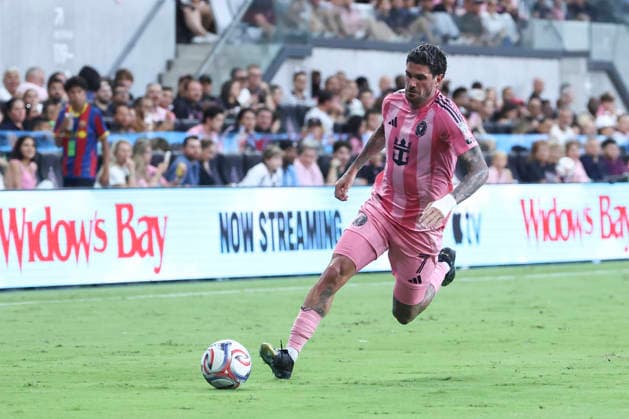 MIAMI, FL - MAY 17: Inter Miami CF midfielder Rodrigo de Paul (7) races downfield with the ball in the second half during the match between the Portland Timbers and Inter Miami CF on Sunday, May 17, 2026 at Nu Stadium in Miami, FL. (Photo by Peter Joneleit Icon Sportswire) SOCCER: MAY 17 MLS, Fussball Herren, USA Inter Miami CF vs Portland Timbers EDITORIAL USE ONLY Icon2605017060