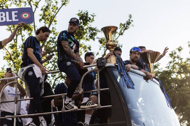 Inter Milan celebrates Serie A title with open-air bus parade in Milan MILAN, ITALY - MAY 17: The Inter Milan squad, including players and staff, participate in the parade on an open-top bus from the San Siro Stadium to the Milan Cathedral to celebrate the Scudetto after the match against Verona in Milan, Italy, on May 17, 2026. Andrea Carrubba Anadolu Milan Italy. Editorial use only. Please get in touch for any other usage.  Copyright: x2026xAnadoluxAndreaxCarrubbax