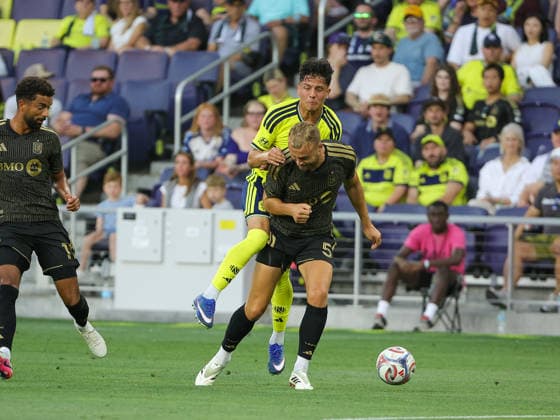 May 17, 2026: Nashville SC forward Warren Madrigal (41) runs into LAFC defender Ryan Porteous (5) during a MLS, Fussball Herren, USA match between LAFC and Nashville SC at Geodis Park in Nashville, TN. CSM Nashville United States of America - ZUMAc04_ 20260517_zma_c04_006 Copyright: xStephenxFurstx