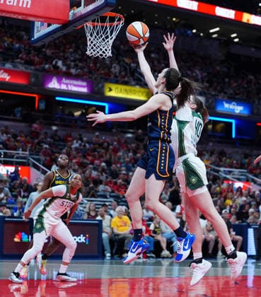 INDIANAPOLIS, IN - MAY 17: Indiana Fever guard Caitlin Clark (22) takes a shot against Seattle Storm forward Grace Vanslooten (40) on May 17, 2026, at Gainbridge Fieldhouse in Indianapolis, Indiana. (Photo by Brian Spurlock Icon Sportswire) WNBA, Basketball Damen, USA MAY 17 Seattle Storm at Indiana Fever EDITORIAL USE ONLY Icon26051715