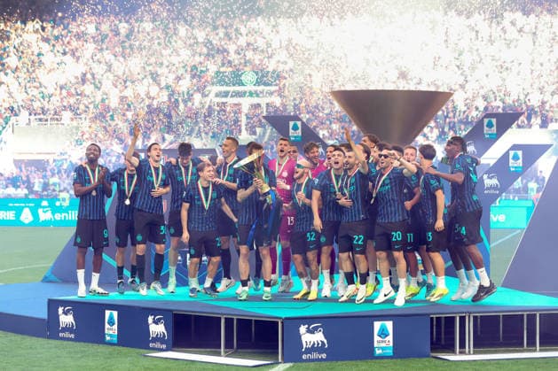 FC Inter vs Hellas Verona, Lega Calcio Serie A EniLive 2025 2026 day 37 at San Siro Stadium Italy, Milan, 2026 05 17: players of FC Inter raise the cup and celebrate the title of Italy League Seire A at the end of soccer game FC Inter vs Hellas Verona, Serie A Enilive 2025-2026 day 37 at San Siro Stadium Italy, Milan, 2026 05 17: FC Inter vs Hellas Verona, Serie A EniLive 2025 2026 day 37 at San Siro Stadium. Milan Italy Copyright: FabrizioxAndreaxBertani
