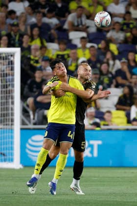 NASHVILLE, TN - MAY 17: Nashville SC defender Jeisson Palacios (4) is held by Los Angeles Football Club defender Ryan Porteous (5) as he tries to go up for a header during a match between Nashville SC and Los Angeles Football Club, May 17, 2026, at GEODIS Park in Nashville, Tennessee. (Photo by Matthew Maxey Icon Sportswire) SOCCER: MAY 17 MLS, Fussball Herren, USA Nashville SC vs Los Angeles Football Club EDITORIAL USE ONLY Icon26051720