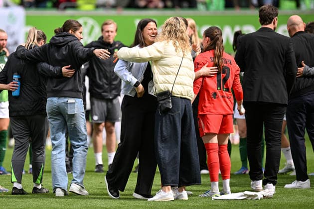 Soccer I Women I Season 2025 2026 I Bundesliga I Matchday 26 I VfL Wolfsburg 1 FC Nürnberg I 17 05 2026 after the final whistle, Martina Tufekovic 21, VfL Wolfsburg laughs happily and hugs Lena Lattwein 8, VfL Wolfsburg Wolfsburg Volkswagen Arena Niedersachsen Germany Copyright: xLobeca InesxHähnelx