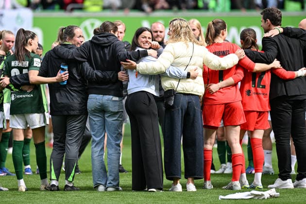 Soccer I Women I Season 2025 2026 I Bundesliga I Matchday 26 I VfL Wolfsburg 1 FC Nürnberg I 17 05 2026 At the end of the match, Martina Tufekovic 21, VfL Wolfsburg center stands with the team in the Wolfsburg circle Volkswagen Arena Lower Saxony Germany Copyright: xLobeca InesxHähnelx