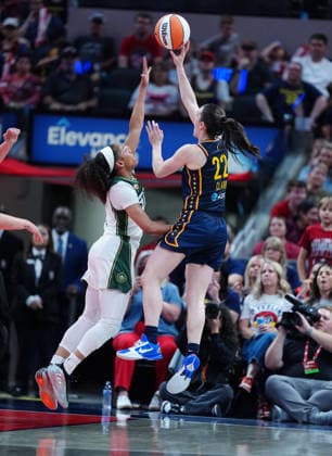 INDIANAPOLIS, IN - MAY 17: Indiana Fever guard Caitlin Clark (22) takes a shot against the Seattle Storm on May 17, 2026, at Gainbridge Fieldhouse in Indianapolis, Indiana. (Photo by Brian Spurlock Icon Sportswire) WNBA, Basketball Damen, USA MAY 17 Seattle Storm at Indiana Fever EDITORIAL USE ONLY Icon26051752