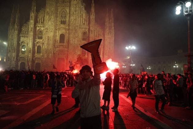 Inter Fans Celebrate Double Win - Milan Inter fans celebrate the club s 21st Scudetto and 10th Coppa Italia victory during a party in Piazza Duomo in Milan, Italy, as the Nerazzurri secure the domestic double, with supporters greeting players in the city center. Photo by Francesco Enriquez IPA ABACAPRESS.COM Milan Italy  Copyright: xIPAxSport ABACAx
