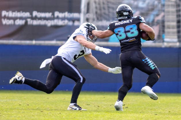 Justin Rodney (Munich Ravens, 33) runs the ball and uses a stiff arm against Jan Mayerhofer (Raiders Tirol, 03) Munich Ravens vs Raiders Tirol, American Football, European Football Alliance (EFA), Week 1, 2026, 17.05.2026, Munich Grünwalder Stadion Munich Germany Copyright: xFootxBowl BjörnxKeckerx