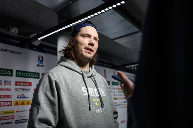 260518 Oscar Sundqvist of Sweden speaks to media in the mixed zone after a practice session during the 2026 IIHF Ice Hockey World Championship on May 18, 2026 in Fribourg Photo Jesper Zerman BILDBYRAN kod JZ JZ0717 ishockey ice hockey ishockey vm 2026 vm 2026 iihf world championship träning practice sverige sweden day 4 bbeng  Copyright: JESPERxZERMAN BB260518JZ016