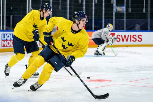 260518 Anton Frondell of Sweden at a practice session during the 2026 IIHF Ice Hockey World Championship on May 18, 2026 in Fribourg Photo Jesper Zerman BILDBYRAN kod JZ JZ0717 ishockey ice hockey ishockey vm 2026 vm 2026 iihf world championship träning practice sverige sweden day 4 bbeng  Copyright: JESPERxZERMAN BB260518JZ038