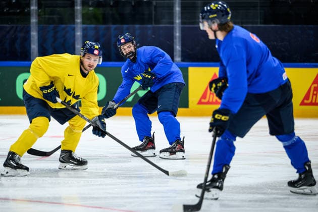 260518 Erik Brännström, Viggo Björck and Ivar Stenberg of Sweden at a practice session during the 2026 IIHF Ice Hockey World Championship on May 18, 2026 in Fribourg Photo Jesper Zerman BILDBYRAN kod JZ JZ0717 ishockey ice hockey ishockey vm 2026 vm 2026 iihf world championship träning practice sverige sweden day 4 bbeng  Copyright: JESPERxZERMAN BB260518JZ042