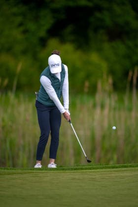 Amundi German Masters - Fourth Round Esme Hamilton of England pitches onto the green of the 8th hole during the final round of the Amundi German Masters at Green Eagle Golf Courses in Hamburg, Germany, on May 17, 2026. Hamburg Germany  Copyright: xAndyxAstfalckx originalFilename:astfalck-amundige260518_np7mJ.jpg