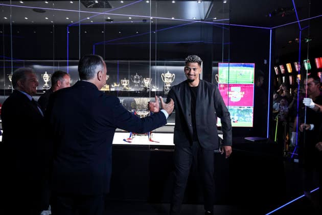 May 18, 2026, Barcelona, Barcelona, SPAIN: Ronald Araujo and Hansi Flick of FC Barcelona, Barca during ceremony to present the championship trophies won by FC Barcelona in LaLiga EA Sports and the Spanish Super Cup, held at the club s museum on May 18, 2026 in Barcelona, Spain. Barcelona SPAIN - ZUMAa181 20260518_zaa_a181_010 Copyright: xJavierxBorregox