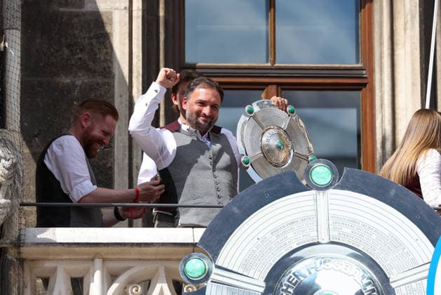 Jose Barcala FC Bayern Muenchen, head coach with championship trophy on the town hall balcony, GER, Reception of the FC Bayern Muenchen women in the town hall and championship celebration at Marienplatz, 18 05 2026, GER, Reception of the FC Bayern Muenchen women in the town hall and championship celebration at Marienplatz, 18 05 2026 Muenchen Copyright: xEibner-Pressefoto JennixMaulx EP_JML