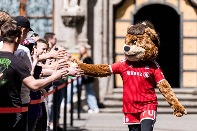 MUNICH, GERMANY - MAY 18: Mascot Mia greeting fans during the Meisterfeier of FC Bayern Muenchen women at Marienplatz on May 18, 2026 in Munich, Germany. Bavaria Germany Copyright: xSteffiexWunderlx