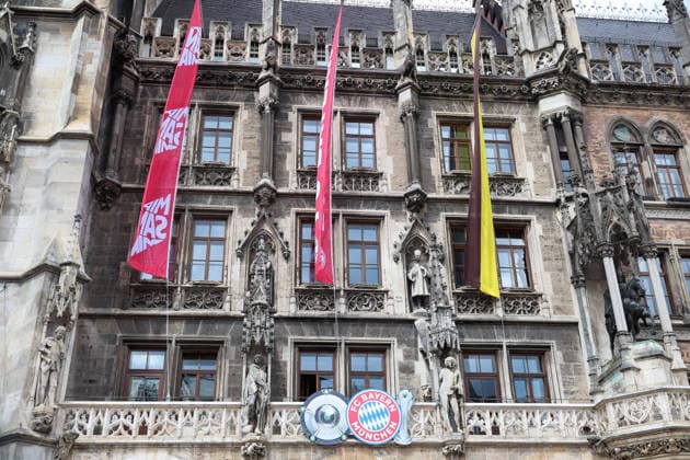 The town hall balcony with Bayern flags, the Bayern logo, the championship trophy and the DFB Cup, GER, Reception of the FC Bayern Muenchen women in the town hall and championship celebration at Marienplatz, 18 05 2026, GER, Reception of the FC Bayern Muenchen women in the town hall and championship celebration at Marienplatz, 18 05 2026 Muenchen Copyright: xEibner-Pressefoto JennixMaulx EP_JML