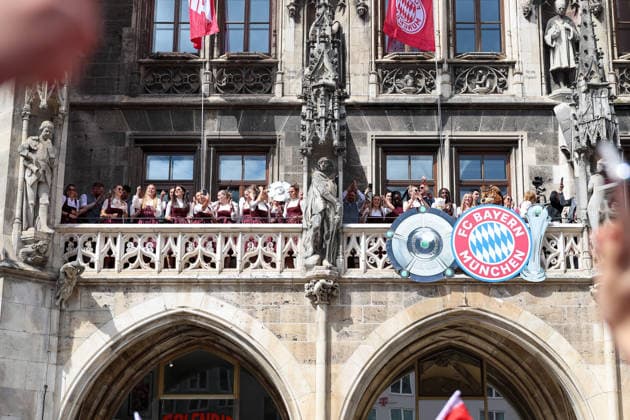 The FC Bayern Muenchen womens team on the town hall balcony, GER, FC Bayern Muenchen womens reception at the town hall and championship celebration at Marienplatz, 18 05 2026, GER, FC Bayern Muenchen womens reception at the town hall and championship celebration at Marienplatz, 18 05 2026 Muenchen Copyright: xEibner-Pressefoto JennixMaulx EP_JML