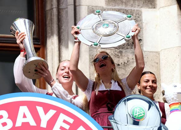 Football, Women, Bundesliga, Season 2025 2026, FC Bayern Munich, Women, Double celebration, Rathausbalkon, Marienplatz Franziska Kett FC Bayern Munich left with the DFB Cup and Giulia Gwinn FC Bayern Munich right with the championship trophy on the balcony