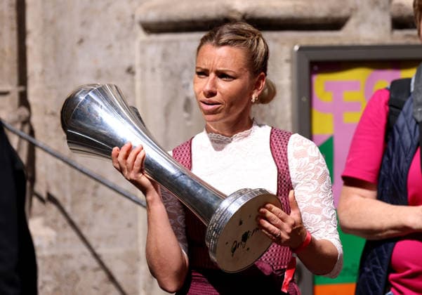 Football, Women, Bundesliga, Season 2025 2026, FC Bayern Munich, Women, Double celebration, Rathausbalkon, Marienplatz Linda Dallmann FC Bayern Munich with the DFB Cup in her hands