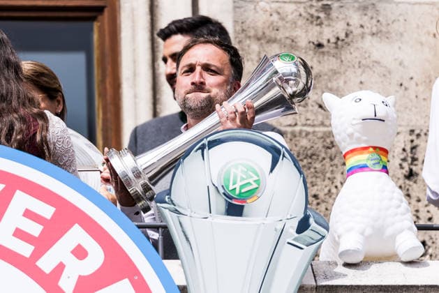 MUNICH, GERMANY - MAY 18: Jose Barcala (Head Coach FC Bayern Muenchen) holding up the DFB Pokal during the Meisterfeier of FC Bayern Muenchen women at Marienplatz on May 18, 2026 in Munich, Germany. Bavaria Germany Copyright: xSteffiexWunderlx