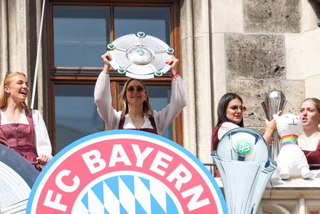Katharina Naschenweng FC Bayern Muenchen, 19 with the championship trophy, GER, Reception of the FC Bayern Muenchen women in the town hall and championship celebration at Marienplatz, 18 05 2026, GER, Reception of the FC Bayern Muenchen women in the town hall and championship celebration at Marienplatz, 18 05 2026 Muenchen Copyright: xEibner-Pressefoto JennixMaulx EP_JML