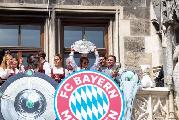 The FC Bayern Muenchen womens team on the town hall balcony, Bianca Rech FC Bayern Muenchen, Head of Womens Football Department with the championship trophy and Jose Barcala FC Bayern Muenchen, Head Coach with the DFB Cup, GER, FC Bayern Muenchen womens reception at the town hall and championship ceremony at Marienplatz, 18 05 2026, GER, FC Bayern Muenchen womens reception at the town hall and championship ceremony at Marienplatz, 18 05 2026 Muenchen Copyright: xEibner-Pressefoto JennixMaulx EP_JML