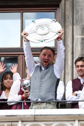 Jose Barcala FC Bayern Muenchen, head coach with the championship trophy, GER, Reception of the FC Bayern Muenchen women in the town hall and championship celebration at Marienplatz, 18 05 2026, GER, Reception of the FC Bayern Muenchen women in the town hall and championship celebration at Marienplatz, 18 05 2026 Muenchen Copyright: xEibner-Pressefoto JennixMaulx EP_JML