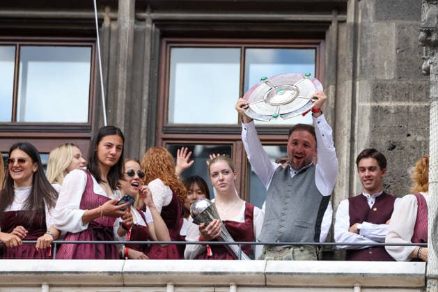 Jose Barcala FC Bayern Muenchen, head coach with the championship trophy, GER, Reception of the FC Bayern Muenchen women in the town hall and championship celebration at Marienplatz, 18 05 2026, GER, Reception of the FC Bayern Muenchen women in the town hall and championship celebration at Marienplatz, 18 05 2026 Muenchen Copyright: xEibner-Pressefoto JennixMaulx EP_JML