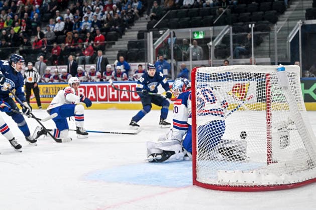 ZURICH, SWITZERLAND MAY 18 Lenni Hameenaho of Finland scores a goal against goalkeeper Joseph Woll of United States during the 2026 IIHF Ice Hockey World Championship Switzerland game between Finland and USA at Swiss Life Arena on May 18, 2026 in Zurich, Zurich Zurich Swiss Life Arena Zurich Switzerland Copyright: xJustPictures.ch AndreaxBrancax jp-en-EuSpIm-JP7_ANB_Fin_USA_18052026_8719