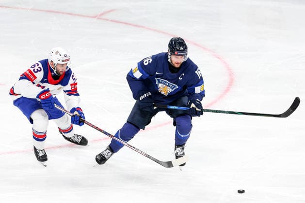 Ice hockey, Eishockey - IIHF WC 2026 ZURICH,SWITZERLAND,18.MAY.26 - ICE HOCKEY - IIHF Ice Hockey World Championship, WM, Weltmeisterschaft 2026, group stage, Finland vs USA. Image shows Max Sasson (USA) and Aleksander Barkov (FIN).  GEPAxpictures xMaticxKlansek