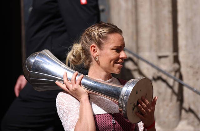 Football, Women, Bundesliga, Season 2025 2026, FC Bayern Munich, Women, Double celebration, Rathausbalkon, Marienplatz Linda Dallmann FC Bayern Munich with the DFB Cup in her hand
