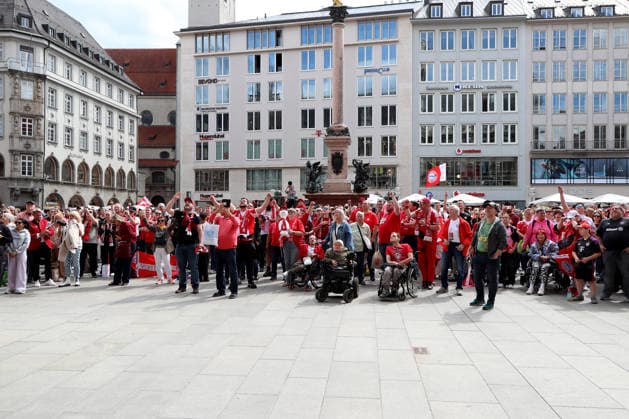 Football, Women, Bundesliga, Season 2025 2026, FC Bayern Munich,Women, Double celebration, Rathausbalkon, Marienplatz View of the fans who came to the womens championship celebration on Marienplatz on Monday