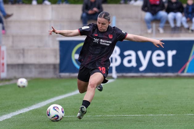 Estrella Merino Gonzalez Bayer 04 Leverkusen, 10 on the ball, cropped image, single image, full body, action, action, game scene, THE DFB REGULATIONS PROHIBIT ANY USE OF PHOTOGRAPHS AS IMAGE SEQUENCES AND OR QUASI VIDEO , 17 05 2026, Leverkusen Germany , Football, Google Pixel Womens Bundesliga, Bayer 04 Leverkusen SV Werder Bremen xobx