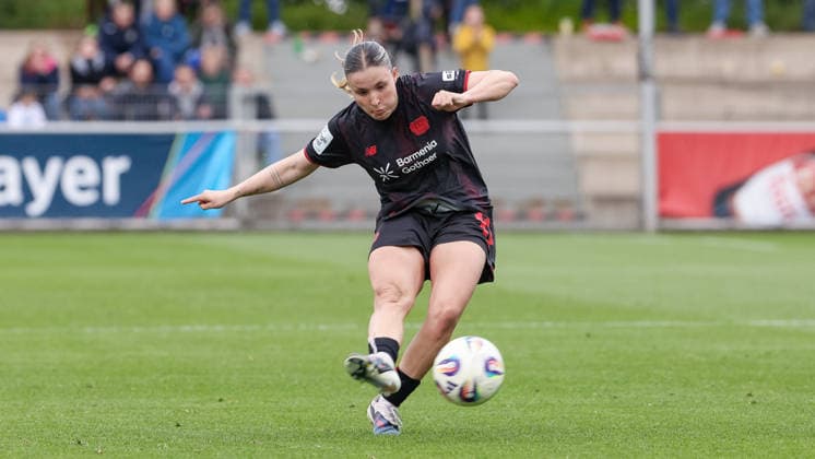 Estrella Merino Gonzalez Bayer 04 Leverkusen, 10 on the ball, cropped image, single image, full body, action, action, game scene, THE DFB REGULATIONS PROHIBIT ANY USE OF PHOTOGRAPHS AS IMAGE SEQUENCES AND OR QUASI VIDEO , 17 05 2026, Leverkusen Germany , Football, Google Pixel Womens Bundesliga, Bayer 04 Leverkusen SV Werder Bremen xobx