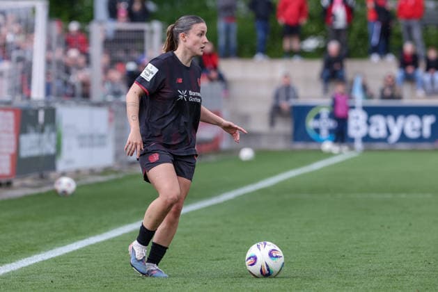 Estrella Merino Gonzalez Bayer 04 Leverkusen, 10 on the ball, cropped image, single image, full body, action, action, game scene, THE DFB REGULATIONS PROHIBIT ANY USE OF PHOTOGRAPHS AS IMAGE SEQUENCES AND OR QUASI VIDEO , 17 05 2026, Leverkusen Germany , Football, Google Pixel Womens Bundesliga, Bayer 04 Leverkusen SV Werder Bremen xobx