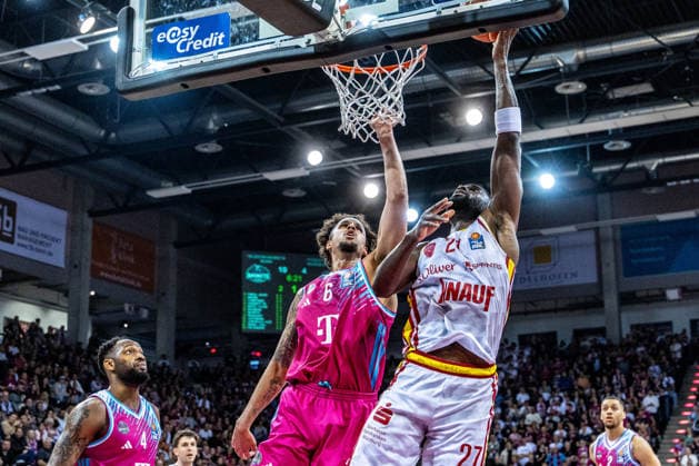 Eddy Edigin Jr Fitness First Wuerzburg Baskets, 27 vs Michael Kessens Telekom Baskets Bonn, 06 at the basket, Jeff Garrett Jr Telekom Baskets Bonn, 04 and Alijah Comithier Telekom Baskets Bonn, 02 watch Telekom Baskets Bonn vs Fitness First Wuerzburg Baskets, Basketball, easy Credit BBL, Playoffs, Quarterfinals, Matchday 2, 2025 2026, 18 05 2026 Telekom Baskets Bonn vs Fitness First Wuerzburg Baskets, Basketball, easy Credit BBL, Playoffs, Quarterfinals, Matchday 2, 2025 2026, 18 05 2026 Bonn Copyright: xEibner-Pressefoto GerhardxWingenderx EP_GWR
