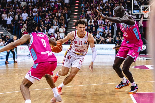 easyCredit Basketball Bundesliga, 2 Playoff Quarterfinals Telekom Baskets Bonn vs Fitness First Baskets Würzburg, 18 05 2026 Brae Ivey Würzburg 11 vs Kur Jongkuch Telekom Baskets Bonn 15 and Jalen Finch Telekom Baskets Bonn 0 easyCredit Basketball Bundesliga, 2 Playoff Quarterfinals Telekom Baskets Bonn vs Fitness First Baskets Würzburg, 18 05 2026, Telekom Dome Bonn Copyright: xBEAUTIFULxSPORTS Derixx